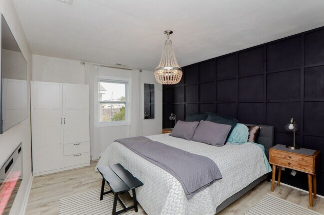 Building Photo - Pretty Lake Furnished Unit 2/1.5 Views! Vi...