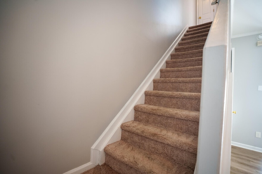 Building Photo - 19 Cheltenham Dr