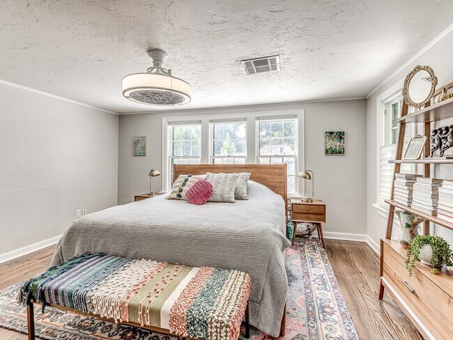 Building Photo - Beautiful 3bedroom/2 bathroom/1 Car Garage...