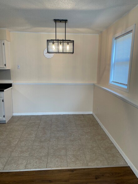 dining area - 207 Wellons Dr
