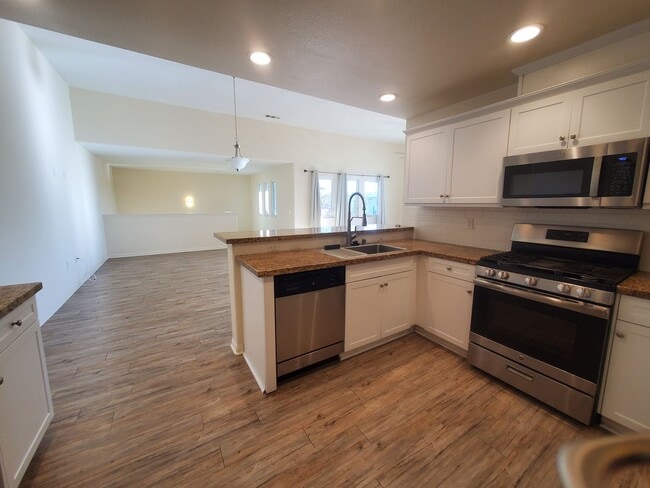 Building Photo - Spacious Condo 3 bedrooms, 2 bathrooms Built 2016