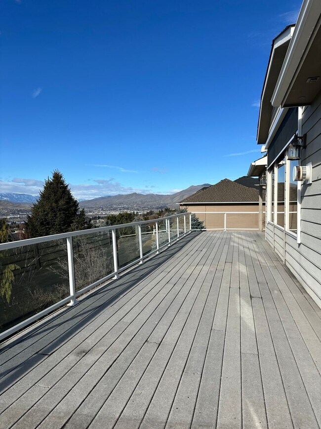 Building Photo - Stunning 4 Bedroom Briarwood Home with City View - MOVE IN SPECIAL $200 OFF