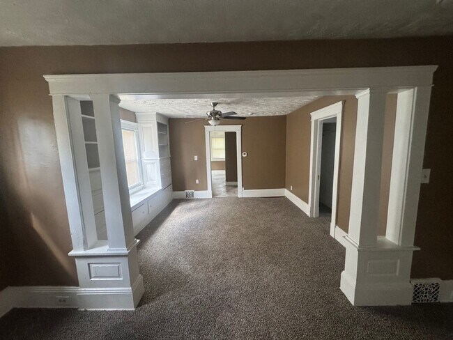 Building Photo - 1056 E 99th St