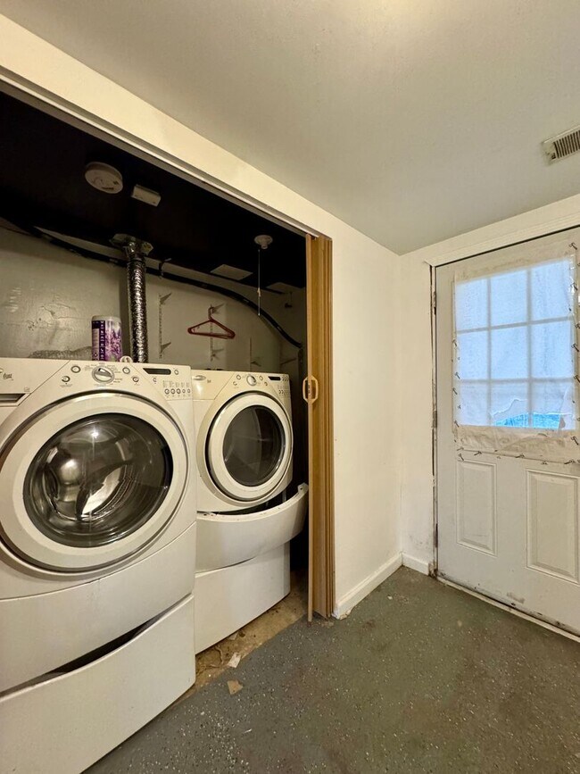 Building Photo - Charming 3 Bedroom/2 Bathroom in Essex, MD!