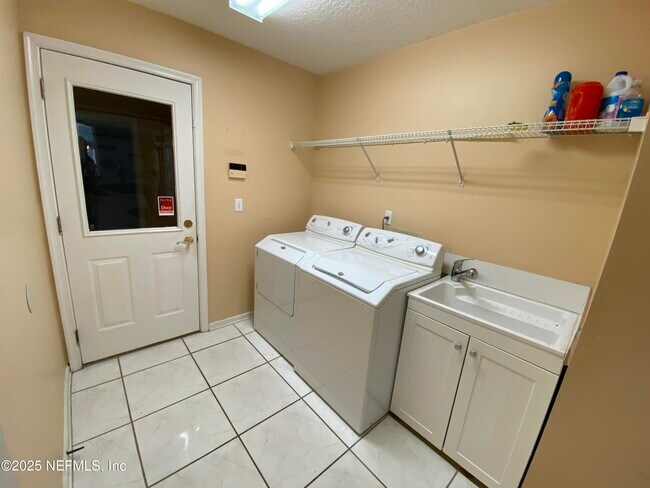 Building Photo - 7849 Rittenhouse Ln