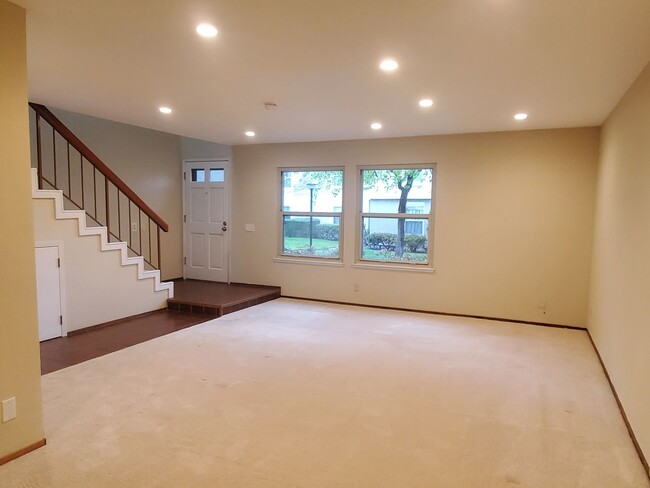 Building Photo - Spacious Townhome, A/C, 2c Garage, Renovat...