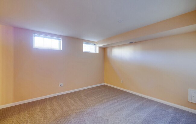 Building Photo - Luxury Townhome in the Heart of the Kentlands