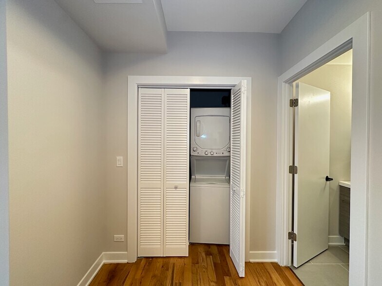 Building Photo - 661 W Wrightwood Ave