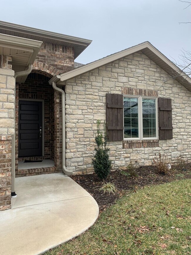 Building Photo - Beautiful Open Layout 3 Bedroom 2 Bath 3 C...