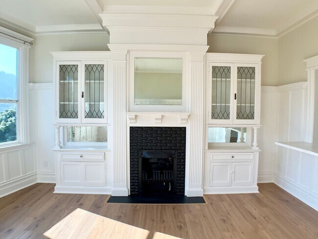 Building Photo - BEAUTIFUL RENOVATION! 4BR/3BA. In Unit Laundry! Dishwasher! Bay Windows!