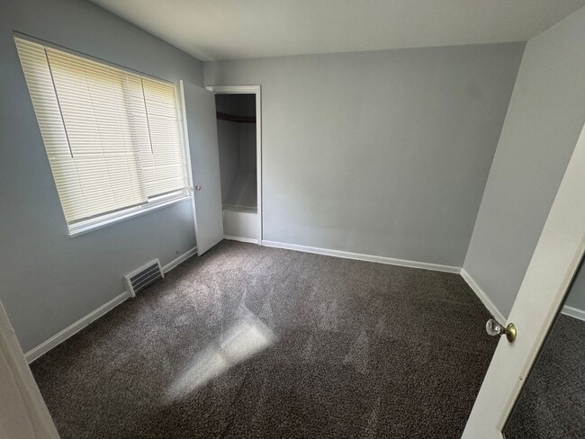 Building Photo - Single Family Home 3 beds 1 bath Available...