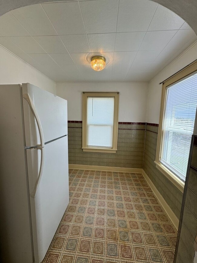 Building Photo - Vintage 2 bed 1 bath with view and basement