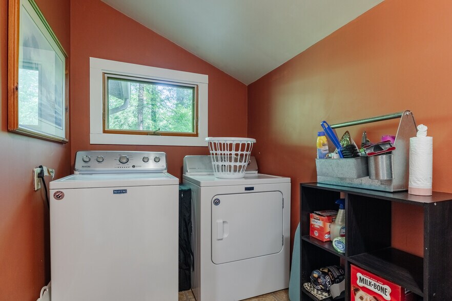 Building Photo - 520 Esseola Dr