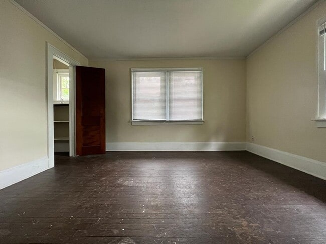 Building Photo - 614 E Broadway St