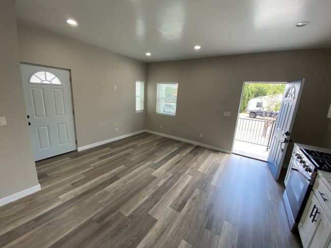 Building Photo - 4BD/2BA  with Large Upstairs Balcony!
