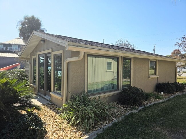 Building Photo - Charming Waterfront Bungalow