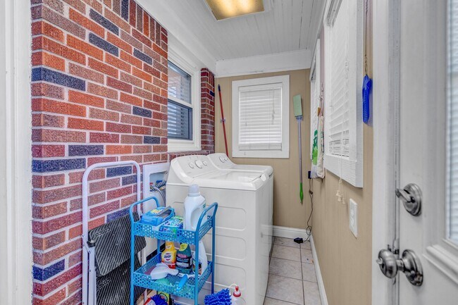 Building Photo - 4828 Wharton Dr