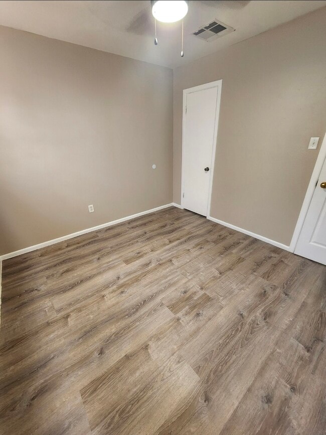 Building Photo - 3 bed 2 bath home with 1 car garage