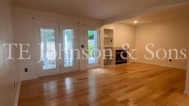 Building Photo - Deerfield Townhome Community 3 bed 3 baths