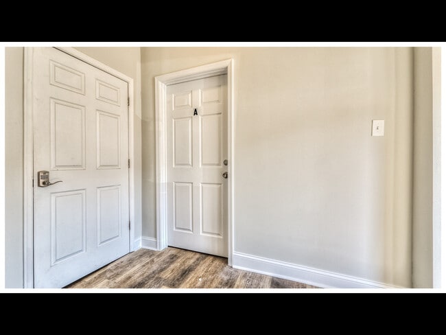 Building Photo - 810 Brooks Ln