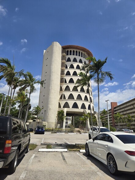 Building Photo - 1670 NE 191st St