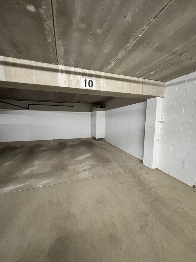 Building Photo - Quaint, Updated 1 Plus Den Condo in Bloomi...