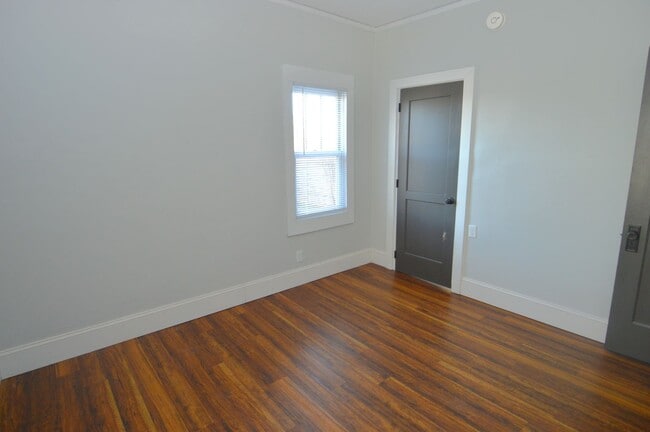 Building Photo - Spacious 4 Bed 2 Bath Home Lots of Storage