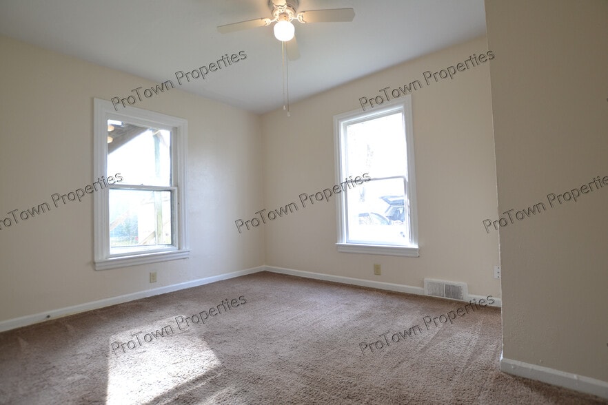 Building Photo - 10 5th Ave