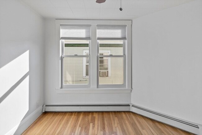 Building Photo - 503 E 6th St