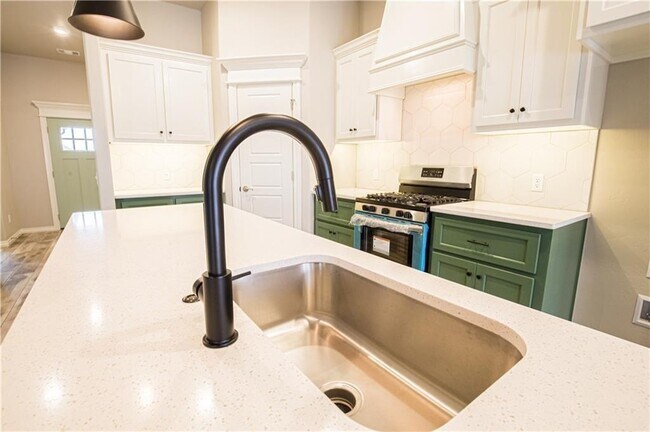 Building Photo - 3516 Lakeside Dr