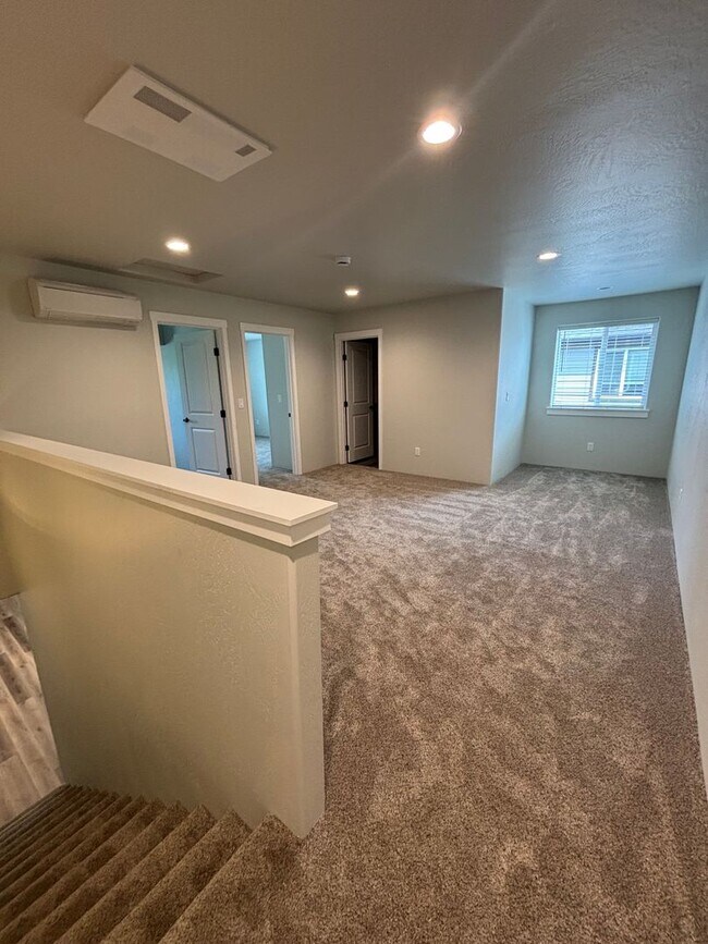 Building Photo - 6920-2t - 4738-4740 Gebhard