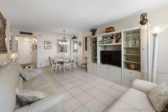 Building Photo - 1333 E Hallandale Beach Blvd