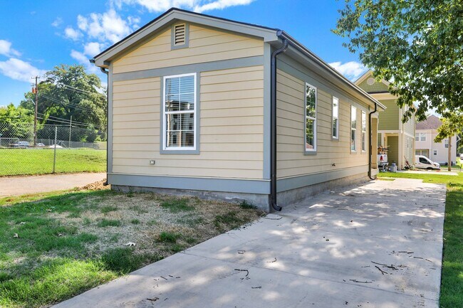 Building Photo - 703 N 3rd St