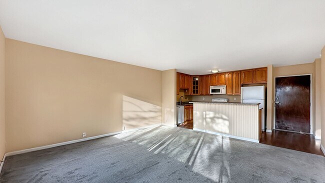 Building Photo - Large 1 bed 1 bath Nestled in Grand Lake Neighborhood