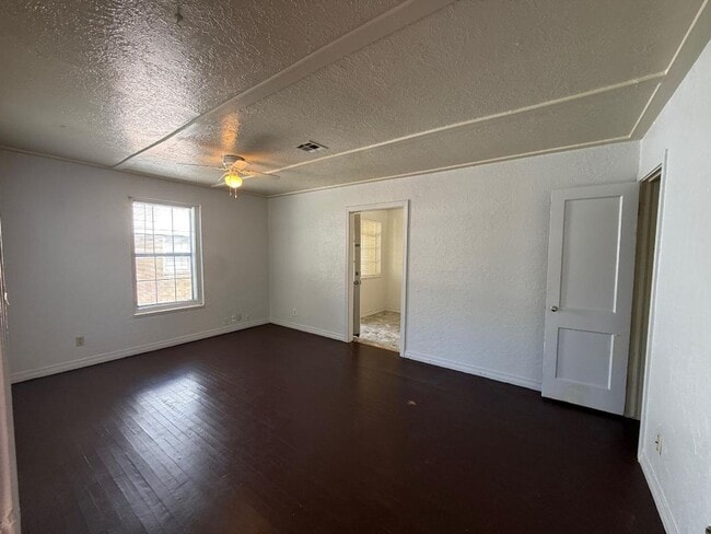 Building Photo - 1 Bed 1 Bath Duplex For Lease!