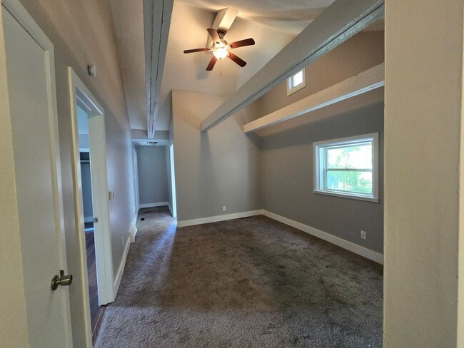 Building Photo - 2 Bedroom House