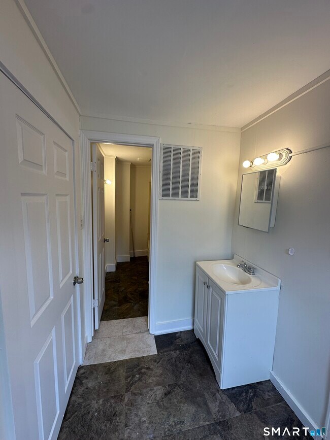 Building Photo - 162 Norwich Ave