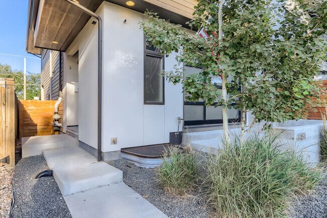 Building Photo - Modern 4-Bedroom Home with Designer Finish...