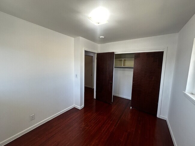 Building Photo - Available Immediately!  Spacious 6-Bedroom Retreat with 2 Full Baths in Charming Denver Locale!