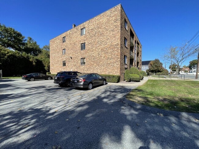 Building Photo - 555 Main St