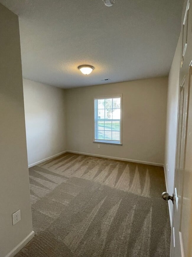 Building Photo - Single Story - 3 bedrooms, 2 baths, spacious living room, kitchen & a 2 car garage, located on a ...