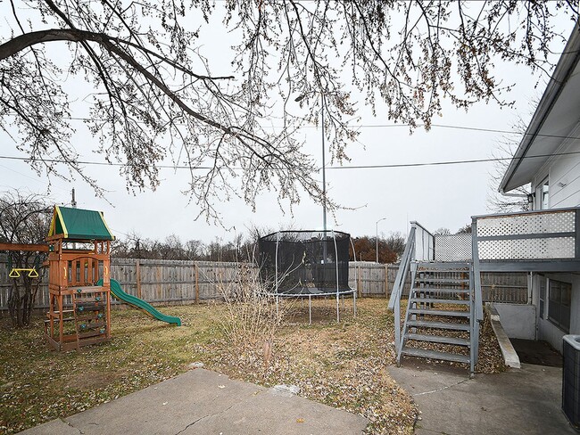 Building Photo - Spacious Living