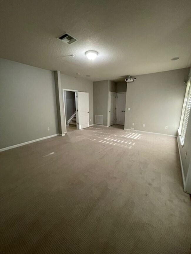 Building Photo - Midtowne