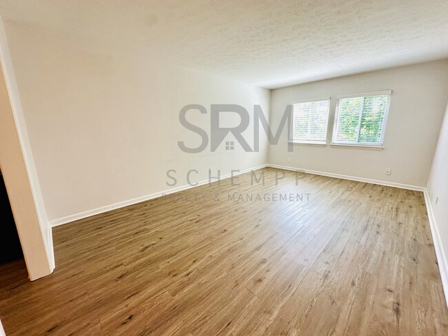 Building Photo - Remodeled one bedroom condo off Gardiner Lane with laundry and pool access!