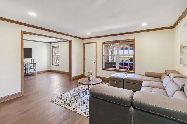 Building Photo - 906 Chapel Creek Dr