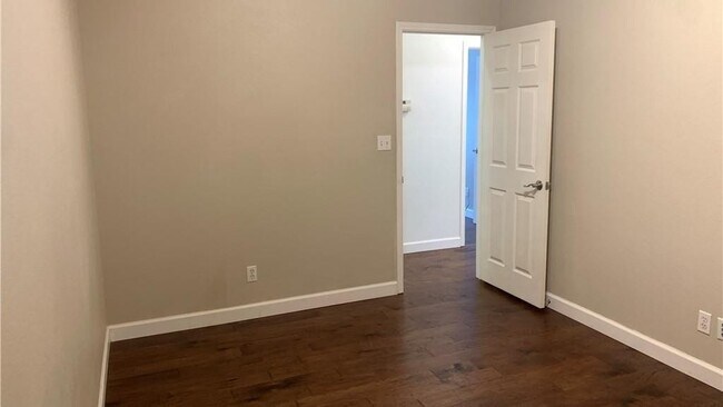 Building Photo - 725 Woodrow Cir