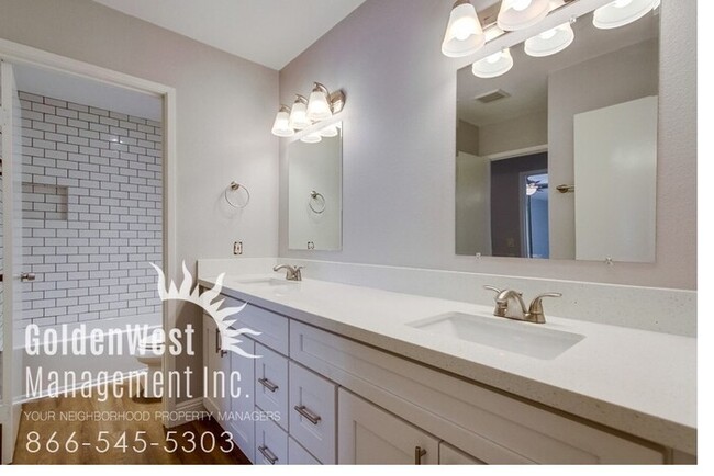 Building Photo - Stunning 3Bdm 1.5Ba Townhouse in UTC!