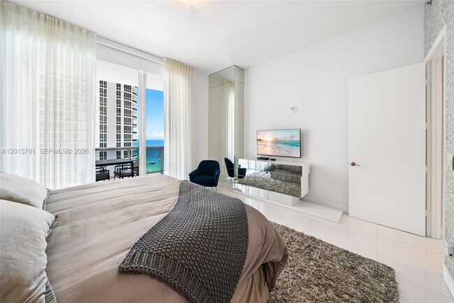Building Photo - 15901 Collins Ave