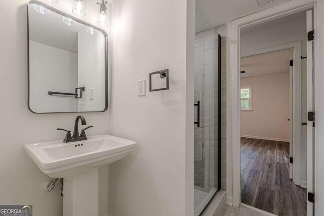 Building Photo - 2352 Glendale Dr