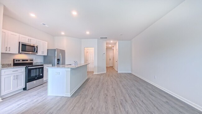 Building Photo - Spacious Townhome!